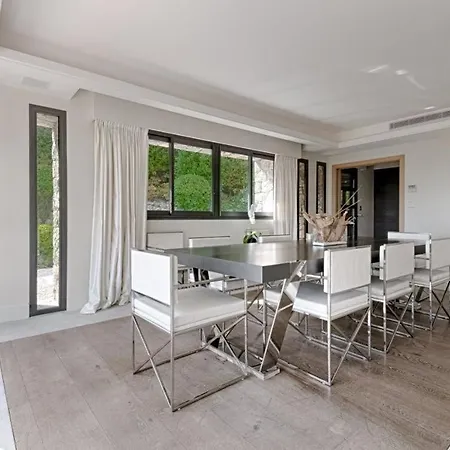 Chic With Private Pool And Daily Housekeeping *